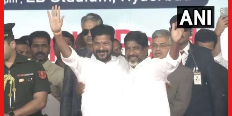 Telangana Cm: তেলাঙ্গানায় মুখ্যমন্ত্রী হিসাবে শপথ নিলেন রেবন্ত রেড্ডি, শপথবাক্য পাঠ করলেন উপমুখ্যমন্ত্রীও