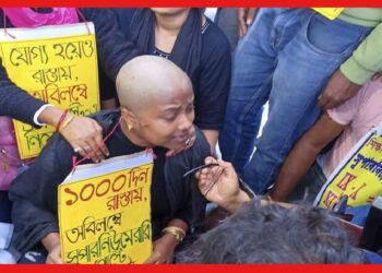 SLST Job Seekers Protest: চাকরি চেয়ে রাস্তায় ১০০০ দিন! প্রতিবাদ জানাতে মাথা কামিয়ে ন্যাড়া হলেন মহিলা চাকরিপ্রার্থী