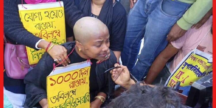 SLST Job Seekers Protest: চাকরি চেয়ে রাস্তায় ১০০০ দিন! প্রতিবাদ জানাতে মাথা কামিয়ে ন্যাড়া হলেন মহিলা চাকরিপ্রার্থী
