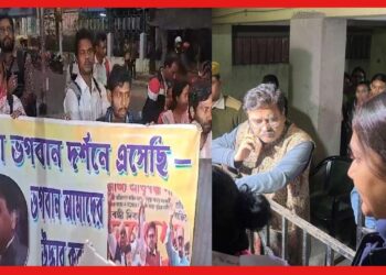 Justice Abhijit Gangopadhyay: ‘আমরা ভগবান দর্শনে এসেছি’, বিচারপতি গঙ্গোপাধ্যায়ের বাড়িতে দরবারে চাকরিপ্রার্থীরা
