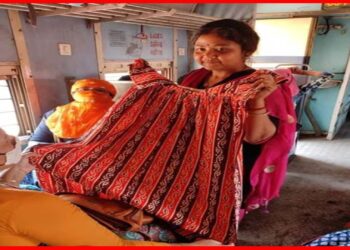 Inspirational story: এমএ, বিএড পাশ করে লোকাল ট্রেনে শাড়ি-কুর্তি বিক্রি বৃষ্টির! চোখে জল আনবে এই লড়াকু মেয়ের গল্প
