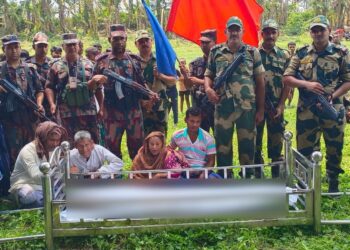 BSF: মানবিক বিএসএফ! মৃত বাবাকে জিরো লাইনে শেষবার দেখার সুযোগ পেলেন মেয়ে