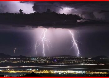 Lightening: মাত্র তিন ঘণ্টার বৃষ্টিতে ৪৫টি বাজ পড়েছে কলকাতায়! বাজ পড়ার সময়ে কী করবেন, কী করবেন না?