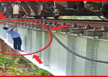Viral Video: ব্রিজে ঝুলে ট্রেনের ত্রুটি সারালেন ২ চালক! প্রাণে বাঁচলেন যাত্রীরা, দেখুন