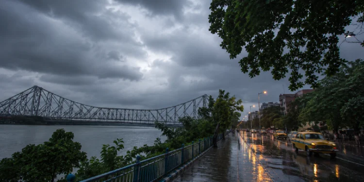 Kolkata Weather forecast showing cloudy skies and rain chances in Kolkata, with heavy rainfall expected in parts of South Bengal