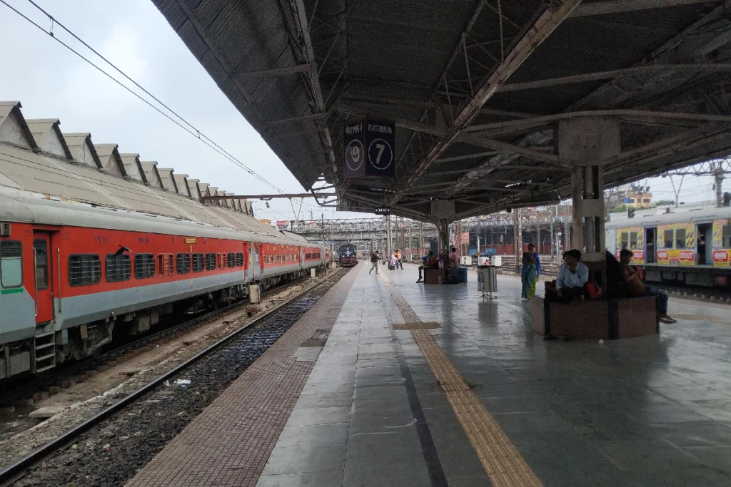 Howrah Station Platform 24: New 635-meter railway platform with capacity for 26-coach trains and improved passenger facilities
