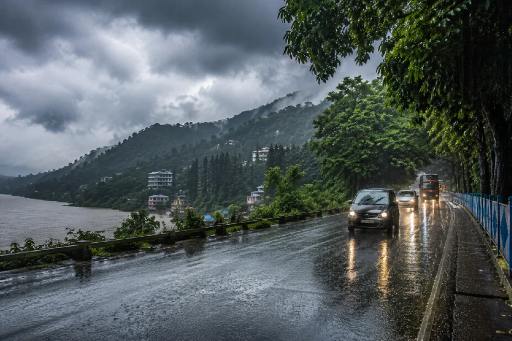 West Bengal Heavy Rain Alert: Dark monsoon clouds over Kolkata as IMD issues heavy rainfall warning for South and North Bengal