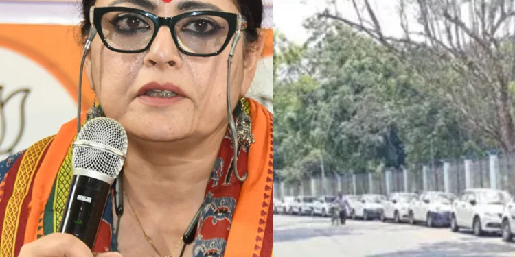 Illegal Parking Kolkata: Vehicles parked along a busy Kolkata roadside as authorities announce stricter parking rules, higher fines for illegal parking, and a smart parking management system.