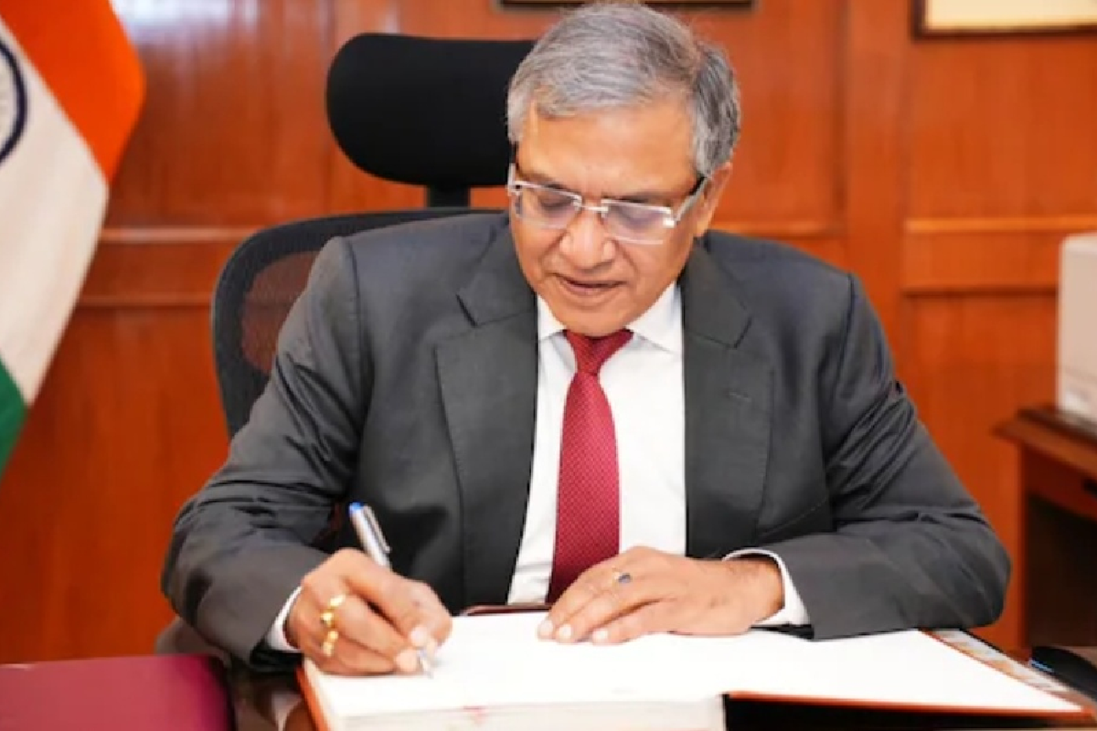 যোগ্য নাগরিকের নাম ভুলভাবে ভোটার তালিকা থেকে বাদ পড়লে, যথেষ্ট শুনানির সুযোগ না মিললে বা বিধি সংশোধন ছাড়া ফর্ম-৬ বদলানো হলে নির্বাচন কমিশনের ক্ষমতার সীমা নিয়ে প্রশ্ন উঠতে পারে। এসআইআর প্রক্রিয়ায় ভোটাধিকার, আইনি সুরক্ষা ও সাংবিধানিক ভারসাম্য নিয়েও তাই বিতর্ক বাড়ছে।